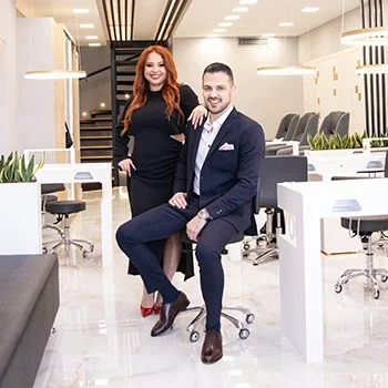Είμαστε η Ελπίδα και ο Νίκος, ιδιοκτήτες της You nails Κηφισιά. Θα βρείτε υπηρεσίες μανικιούρ, πεντικιούρ, microblading, EMS, αποτρίχωσης με laser, hair extensions, lash lift, brow lamination, θεραπείες προσώπου και μακιγιάζ